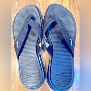 Women’s Nike sz 8 black flip flops thong shoes new without tags